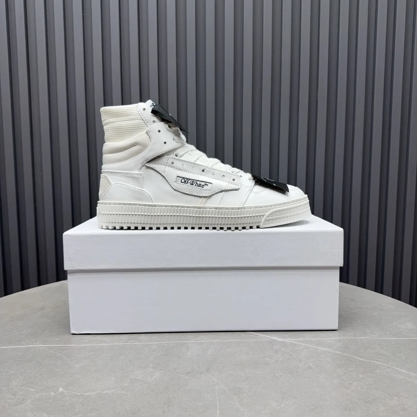 [OFF WHITE] P: 740💰Couple model👫, Size: Female 35-40. Male 39-44 (45.46 customized) High-quality version👊 "Out of office" series original molding, original lasting, production process 1:1 original ➰OFF GRAY WHITE OW ➰ First-layer cowhide, imported skin-friendly and environmentally friendly polyester mesh, original molding, high elasticity and environmentally friendly molding pad Made with the original lasting process. The original molded rubber outsole (never yellows and deforms) has a super correct shape, bright color and strong three-dimensional effect👍. Packaging💯Full set of packaging synchronized with the official website (branded paper, certificate of quality, branded cloth bag)